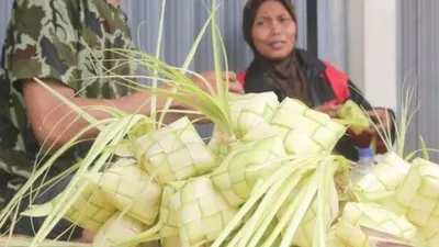 Sebagai ilustrasi, pedagang ketupat janur kuning Lebaran. (Suara.com/Ambar Adam Iyasa)
