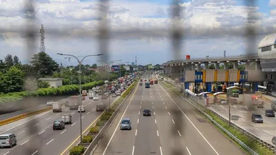 Sebagai ilustrasi, kendaraan melintas di ruas jalan Tol Jorr, Jakarta, Kamis (2/4). [Suara.com/Alfian Winanto]