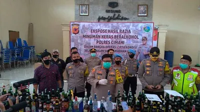 Ribuan botol minuman keras yang berhasil disita Polres Cimahi. (Ayobandung.com/Tri Junari)