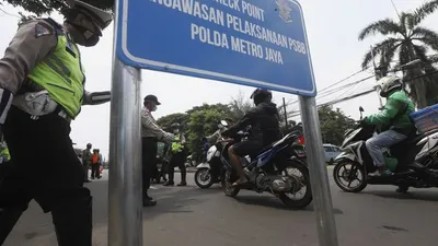 Sebagai ilustrasi, polisi lalulintas beserta Dinas Perhubungan (Dishub) memeriksa pengendara sepeda motor saat melaksanakan pengawasan dalam penerapan Pembatasan Sosial Berskala Besar (PSBB) di jalan perbatasan Depok-Jakarta, Jumat (10/4). [Suara.com/Angga Budhiyanto]