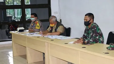 Wali Kota Bekasi Rahmat Effendi  saat berdiskusi dengan MUI dan sejumlah organisasi keislaman mengenai salat ied di masa pandemi Covid-19/Humas Pemkot Bekasi