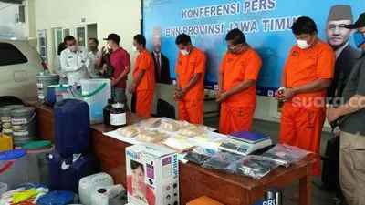 Kepolisian menangkap pesepak bola sampai mantan wasit di Jawa Timur karena terlibat kasus narkoba. (Suara.com/Dimas)