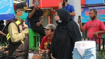 Petugas menyosialisasikan ketentuan PSBB kepada pedagang di luar pengecualian yang bersikeras berjualan di sekitar PGC, Jalan Siliwangi, Kota Cirebon.