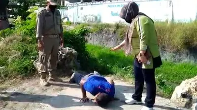 Seorang pelanggar PSBB diberi hukuman push up/Humas Pemkot Bekasi