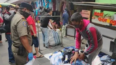 Sebagai ilustrasi, Petugas Satpol PP saat membubarkan PKL dan menutup paksa kios di Pasar Tanah Abang. (Suara.com/Bagaskara).