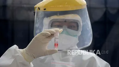 [ilustrasi] Petugas medis menunjukan semple tes Swab COVID-19.  (Foto: Prayogi/Republika)