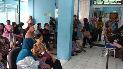 Sebagai ilustrasi, antrean para pasien yang menggunakan fasilitas BPJS Kesehatan (Suara.com/Baktora)