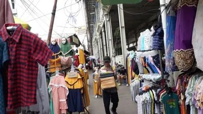 Penampakan PKL yang berdagang di Tanah Abang, Jakarta Pusat saat pemberlakuan PSBB Corona. (Suara.com/Bagaskara).