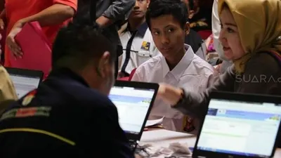 Ilusttrasi posko pelayanan dan pengaduan Penerimaan Peserta Didik Baru (PPDB) Online di SMK Negeri 1 Jakarta Pusat. (Suara.com)