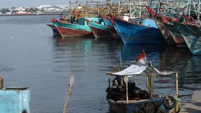 Sebagai ilustrasi, nelayan beraktifitas di perahu nelayan saat bersandar di Pelabuhan Muara Angke, Jakarta, Kamis (27/12). [Suara.com/Muhaimin A Untung]