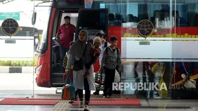 Sebagai ilustrasi, sejumlah penumpang dari berbagai daerah turun dari bus Antar Kota Antar Provinsi (AKAP) di Terminal Terpadu Pulo Gebang, Jakarta. (FOTO : Republika/Prayogi)