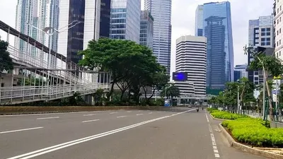 Suasana jalan protokol di hari pertama penerapan PSBB di DKI Jakarta 10 April 2020. (Okezone/Arie Dwi Satrio)