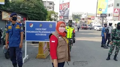 Sejumlah petugas gabungan bersiaga di titik pemeriksaan (check point) Pembatasan Sosial Berskala Besar di Kota Bekasi. (Ayobekasi.net/Firda Puri Agustine)
