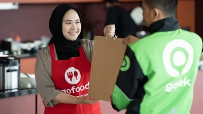 Pemberian paket makan keluarga bagi mitra Gojek. (dok Humas Gojek)