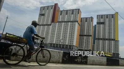 Sebagai ilustrasi, pesepeda melintasi Wisma Atlet Kemayoran Jakarta Pusat. (Republika.co.id)