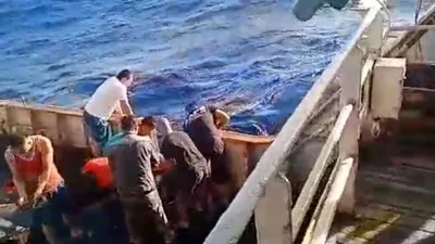 Pelepasan salah satu jasad ABK di Kapal Longxing. [Istimewa]