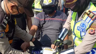 Sebagai ilustrasi, pelanggar PSBB di Bogor dibacakan ayat Al-quran oleh petugas kepolisian. (istimewa)
