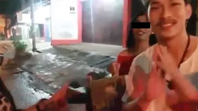 YouTuber asal Bandung Ferdian Paleka melakukan tipuan sembako kepada transpuan dengan mengisi sampah busuk dan batu bata. (YouTube)
