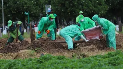 Sebagai ilustrasi, pemakaman jenazah pasien virus corona menggunakan prosedur khusus yang memerlukan peti jenazah. (Suara.com)