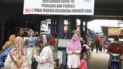 Kondisi aktivitas masyarakat di Pasar Induk Cikurubuk Kota Tasikmalaya pada penerapan PSBB hari pertama, Rabu (6/5/2020)