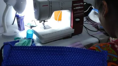 Ilustrasi - Seorang ibu rumah tangga sibuk dalam pekerjaan memproduksi masker kain yang amat dibutuhkan masyarakat di masa pandemi COVID-19. (Ayojakarta.com)