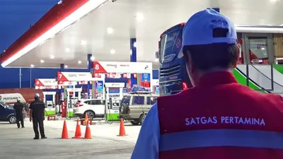 Satgas Pertamina memantau salah satu SPBU. (dok Humas Pertamina)