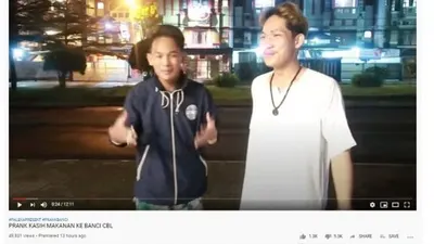 Ferdian Paleka (kanan) masih diburu pihak kepolisian. (youtube)