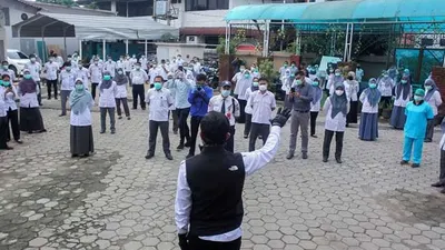 Wali Kota Bogor, Bima Arya saat memberi motivasi tenaga kesehatan di RSUD Kota Bogor, Kamis (30/4/2020). (dok Humas)