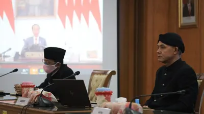 Gubernur Jateng Ganjar Pranowo menghadiri Pengarahan Presiden RI melalui Video Conference pada acara Pembukaan Musrenbangnas 2020 di Ruang Rapat Gd A Lt 2. Kamis (30/4/2020). (dok)