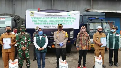 Pemkan Bogor mulai distribusikan bantuan beras ke masyarakat di 11 desa terdampak Covid-19. (Ayobogor.com/Husnul Khatimah)