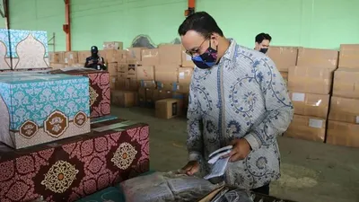 Gubernur DKI Jakarta, Anies Baswedan, mengecek pengemasan jutaan masker kain yang akan dibagikan ke seluruh warga DKI Jakarta. (Humas Pemprov DKI)