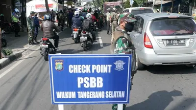 Hari pertama pelaksanaan Pembatasan Sosial Berskala Besar (PSBB) di Kota Tangerang Selatan (Tangsel). Foto: Muhammad Rizki Triyana/Republika TV