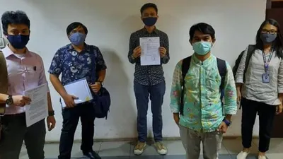 Ravio Patra didampingi tim pengacara dari Koalisi Tolak Kriminalisasi dan Rekayasa Kasus melaporkan kasus peretasan ke Polda Metro Jaya, Senin (27/4/2020). (istimewa).