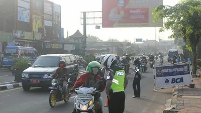 Aparat kepolisian melakukan pengamanan Pembatasan Sosial Berskala Besar di Kota Bekasi. (Ayobekasi.net/Firda Putri Agustine)