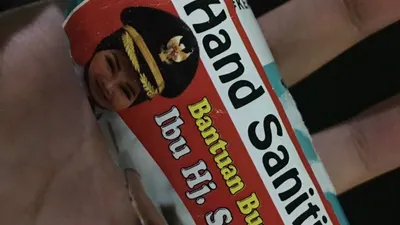 Hand sanitizer dengan stiker Bupati Klaten Sri Mulyani yang merupakan bantuan Kementerian Sosial. (dok Twitter)