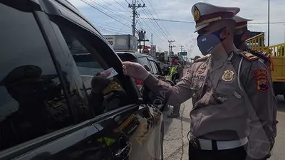 Kasatlantas Polres Tegal Kota, AKP Bakti Kautsar Ali memeriksa KTP pengendara yang melintas saat penyekatan di Terminal Tegal, Senin (27/4/2020). (Ayotegal.com/Lilisnawati)