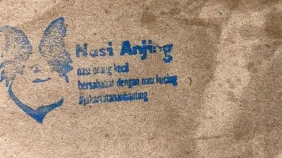 Warga Tanjung Priok, Jakarta Utara digegerkan setelah menerima bantuan makanan siap santap dengan bungkus berlogo kepala anjing disertai tulisan 'Nasi Anjing', pada masa PSBB virus corona covid-19. [Suara.com/Muhammad Yasir]