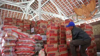 15 KK di RW 14 Bekasi Jaya Terima Bansos Tahap Tiga