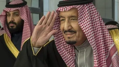 Raja Salman didampinngi putra mahkota Pangeran Mohammed bin Salman. [AFP]