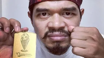 Bambang Pamungkas dan medali emas miliknya (Instagram/@bepe20)