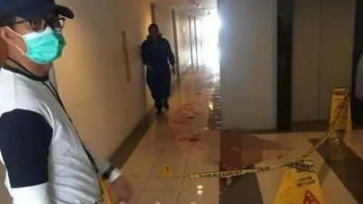 Seorang wanita asal Semarang ditemukan tewas tergeletak di lorong Apartemen Puncak Permai Tower A, Surabaya, Jawa Timur, Rabu (22/4/2020). (Beritajatim.com - jaringan Suara.com)