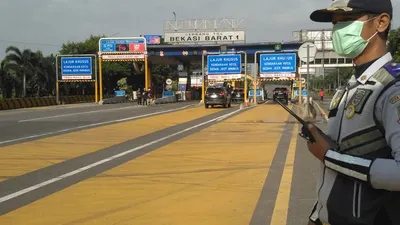 Ilustrasi pelaksanaan Pembatasan Sosial Berskala Besar (PSBB) di Gerbang Bekasi Barat 1 Tol Jakarta Cikampek.