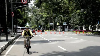 [Ilustras] Suasana lengang salah satu sudut Kota Bandung, Jumat (10/4/2020). Penutupan jalan tersebut dilakukan guna meminimalisir keramaian yang menjadi sumber penyebaran Covid-19. (Ayobandung.com/Kavin Faza)