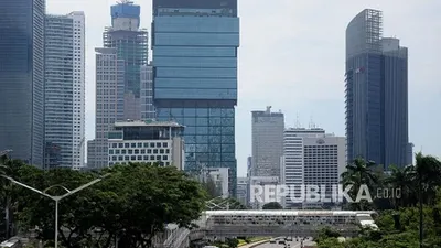 Kendaraan melintas di jalan Jend Sudirman saat pemberlakuan Pembatasan Sosial Berskala Besar (PSBB) pada hari ke dua di DKI Jakarta, Sabtu (11/4). DKI Jakarta masih menjadi pusat episentrum COVID-19 di Indonesia (FOTO : Prayogi/Republika)