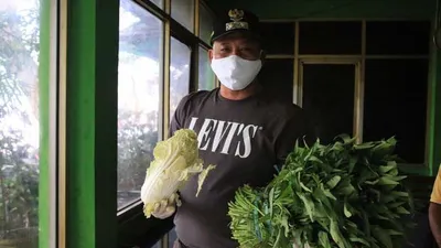 Wakil Wali Kota Bekasi, Tri Adhianto Tjahyono, membawa sayuran saat melayani pembeli pasar online di Pasar Kranji, Bekasi Selatan, Jumat (10/3/2020). (Ayobekasi.net/Firda Puri)