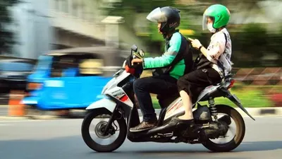 Ilustrasi ojek online angkut penumpang (Bisnis/Triawanda Tirta Aditya)
