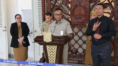 Ketua II Gugus Tugas Percepatan Penanganan COVID-19 Provinsi DKI Jakarta, Catur Laswanto (tengah). (Ayojakarta.com/Khoirur Rozi)
