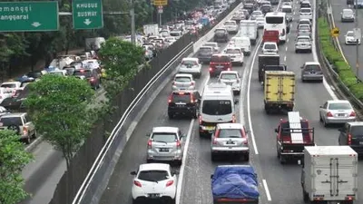 Lalu lintas di ruas jalan tol dalam kota menuju arah Semanggi, di Jalan MT Haryono, Jakarta Selatan, Rabu (26/11/2014). [Antara/Agita Tarigan]