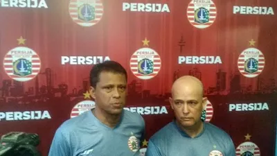 Pelatih Persija Jakarta asal Brasil, Sergio Farias (kiri). (Ayojakarta.com/Hendy Dinata)