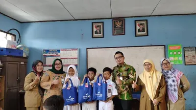 Penyerahan bantuan kepada ekolah Dasar Negeri (SDN) 4 Cimareme, Padalarang, Kabupaten Bandung Barat, Jawa Barat/ dok